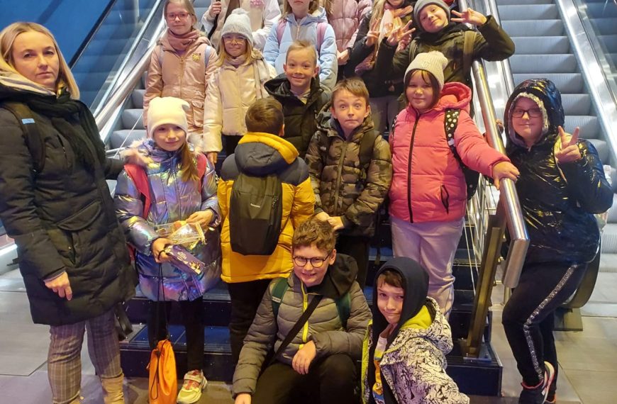 Czwartoklasiści w kinie