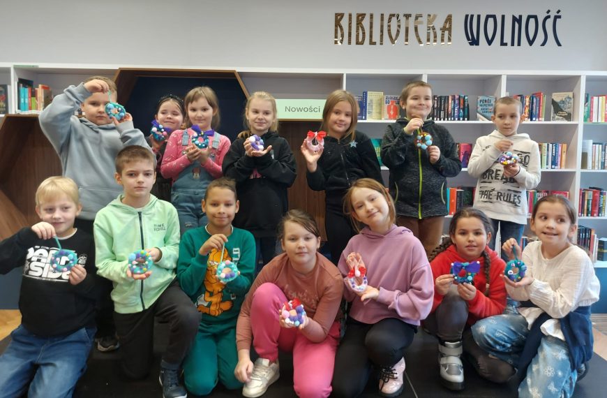 Drugoklasiści w bibliotece WOLNOŚĆ