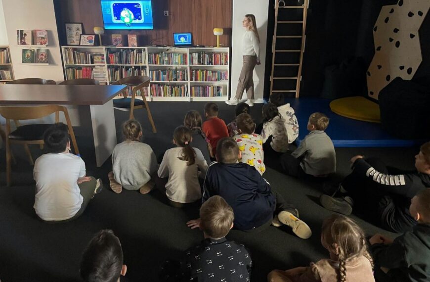 Trzecioklasiści w bibliotece WOLNOŚĆ